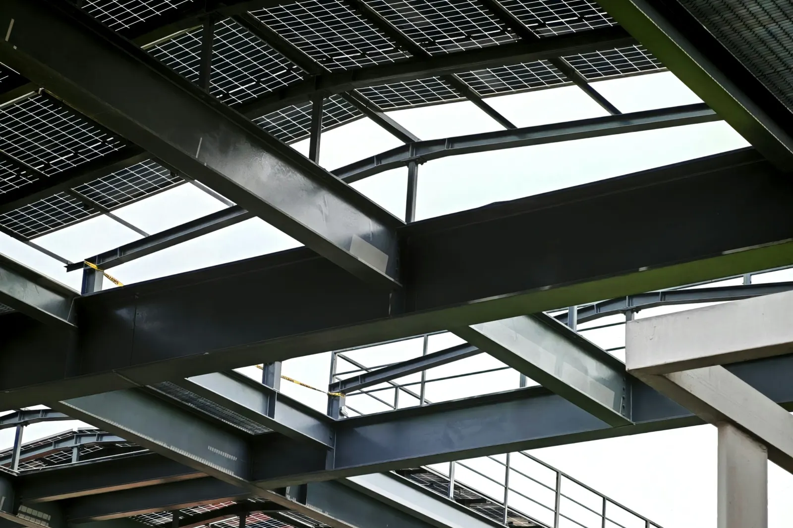 Vigas de acero y paneles de cubierta en una estructura metálica en construcción