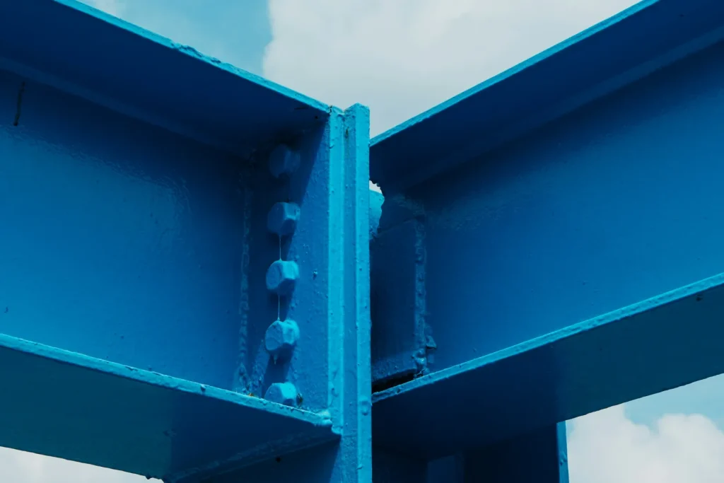 Unión abulonada entre una viga y una columna de acero pintadas de azul